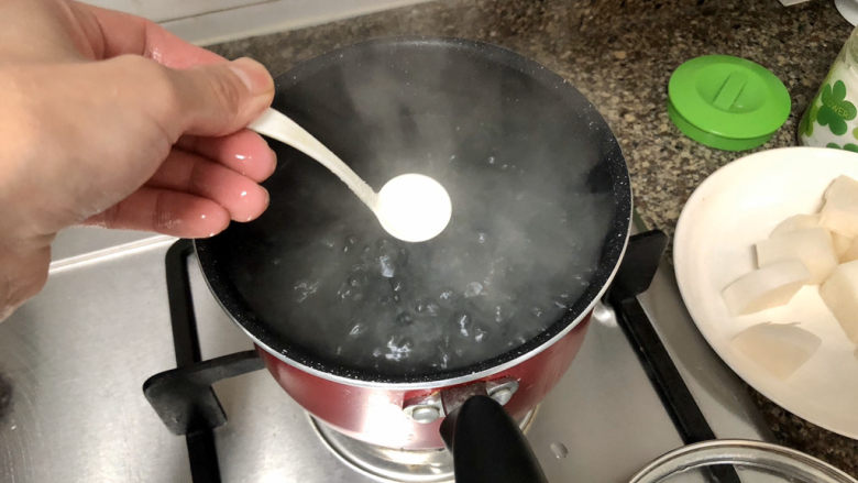 香椿炒蛋,坐锅烧水，水开加少许盐