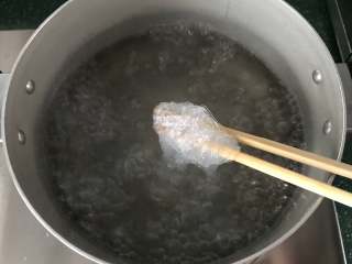 凉拌菠菜粉丝,把粉丝放锅中焯烫1分钟，捞出后丢入凉开水盆中，过一遍凉水