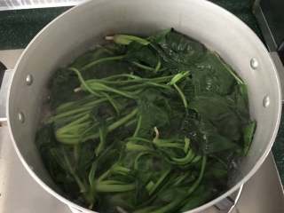 凉拌菠菜粉丝,接着把菠菜焯烫变色断生，捞出后同样过一下凉水，可保持菠菜的翠绿色泽