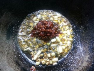 红烧小黄鱼,加郫县豆瓣酱小火炒香。