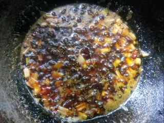 红烧小黄鱼,倒入红油，加花椒炒出香味。