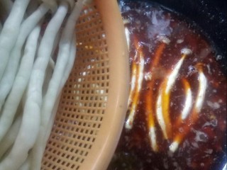 红烧小黄鱼,加入蟹王菇熬汤汁。