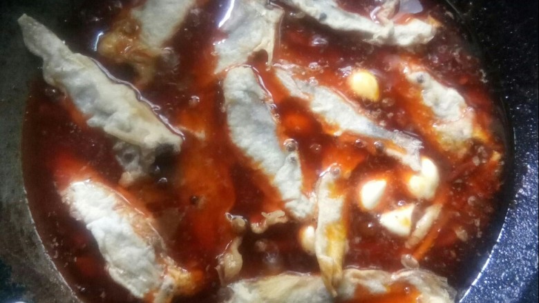 红烧小黄鱼,把小黄鱼放入锅中中小火煮。