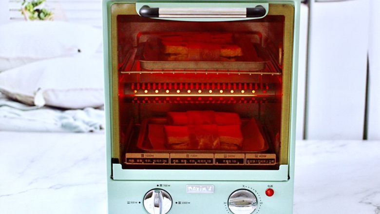 吐司培根卷,上下管700w烤10分钟左右即可，注意观察颜色，烤箱温度及时间仅供参考。