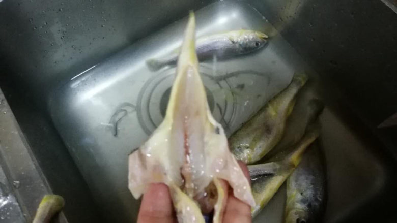海苔面拖黄鱼,剥去黑色的黏膜和血筋