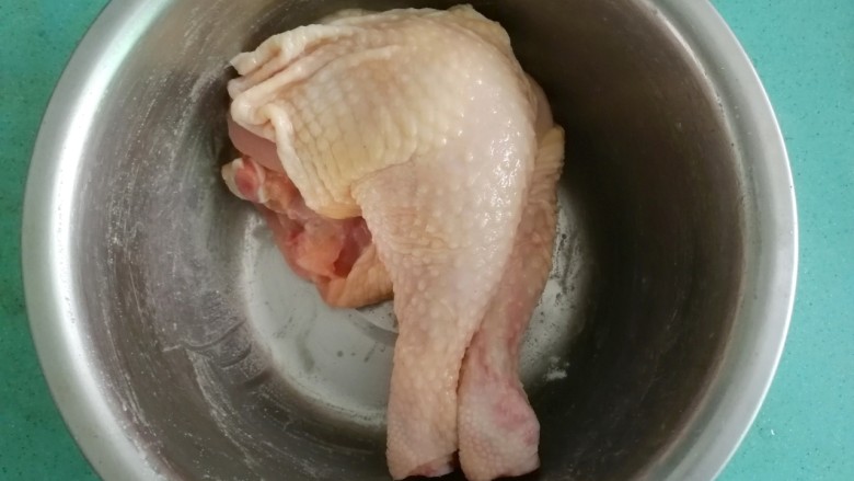 盐焗手撕鸡,反复按摩鸡腿，然后放冰箱冷藏腌制两小时以上
