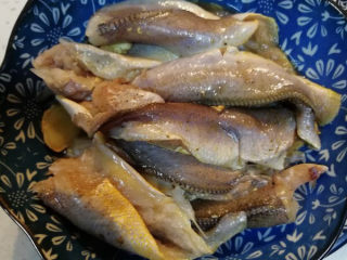 海苔面拖黄鱼,倒入碗里放入姜、料酒腌制半小时