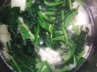 菠菜豆腐汤,煮开后放入花生油、菠菜