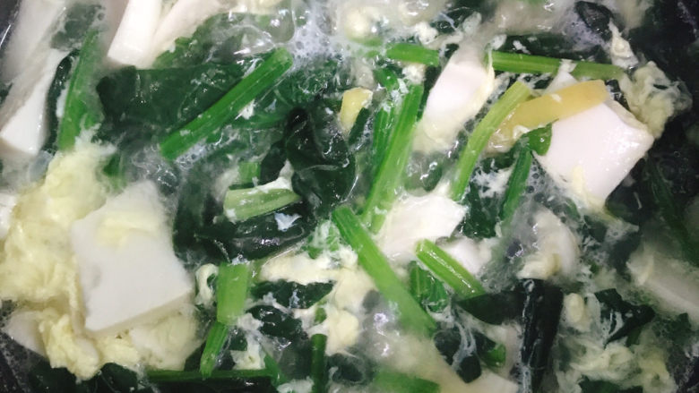 菠菜豆腐汤,放盐、胡椒粉。