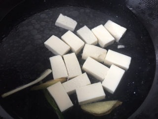菠菜豆腐汤,加入豆腐煮3分钟
