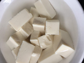 菠菜豆腐汤,嫩豆腐放入碗中，加适量的清水