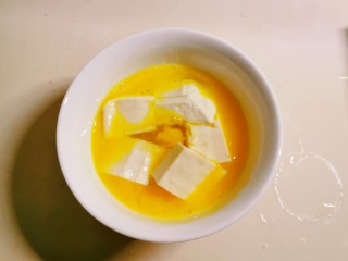 韭菜炒豆腐,豆腐切块  放入鸡蛋液里