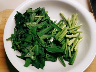 韭菜炒豆腐,切寸段
