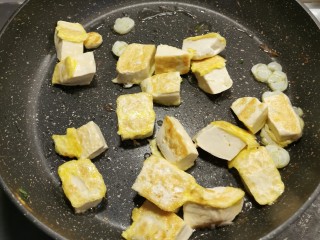 韭菜炒豆腐,放入煎好的豆腐翻炒