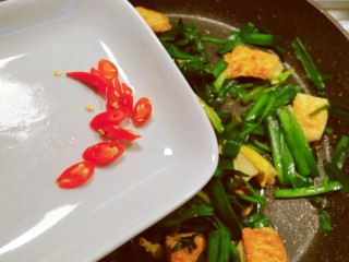 韭菜炒豆腐,放入红尖椒 翻拌均匀 关火