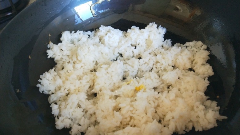葱花蛋炒饭,倒入米饭。