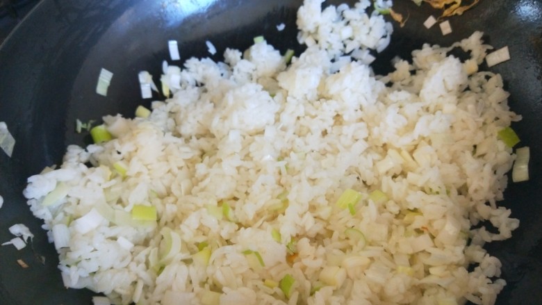 葱花蛋炒饭,加入适量盐。