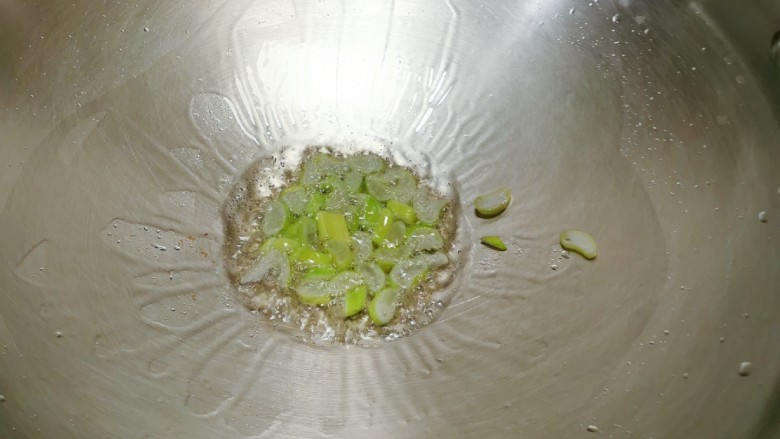 菠菜豆腐汤,起油锅 放入葱片 炒香