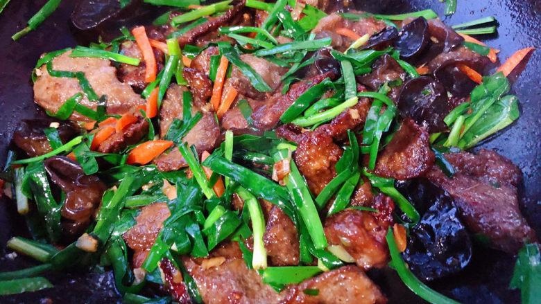 韭菜炒猪肝,韭菜猪肝炒至入味调味均匀即可出锅享用