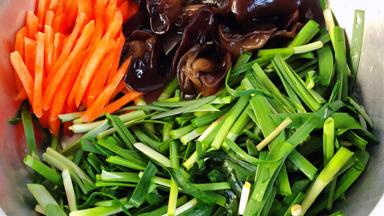 韭菜炒猪肝,韭菜和胡萝卜切段和木耳放入容器中