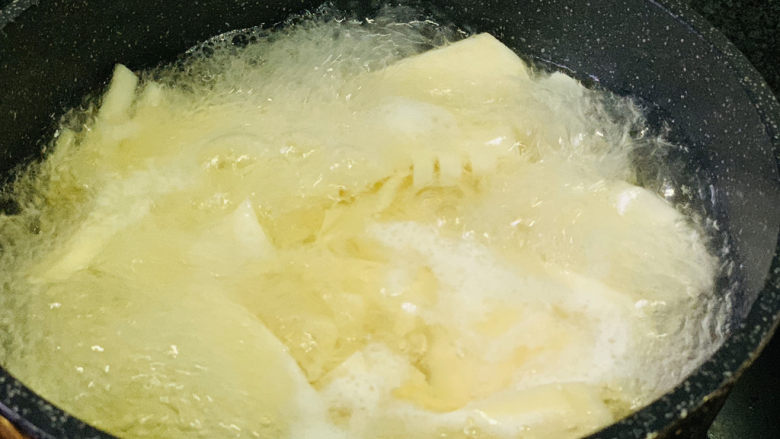 泡椒春笋,把春笋先切大片，放入沸水中，焯水大概5分钟，捞起泡在清水中，这样可以保持春笋的脆嫩；