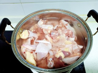 椰子炖鸡,放入锅中加入清水、姜片