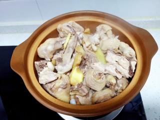 椰子炖鸡,焯水后放入砂锅