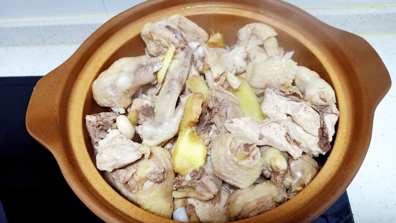 椰子炖鸡,焯水后放入砂锅