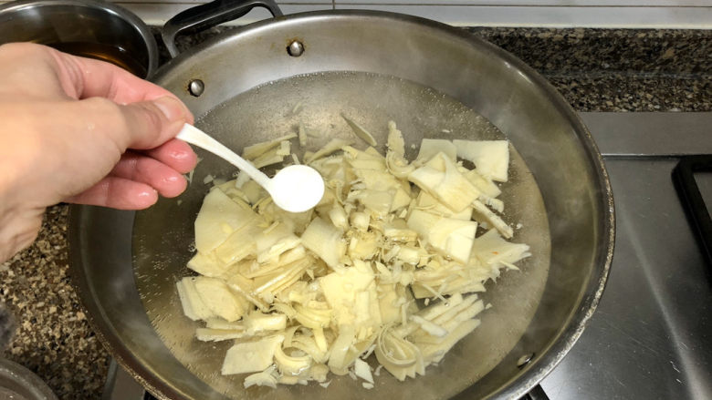 雪菜炒春笋➕ 花上有黄鹂,加半茶匙食盐，煮一两分钟