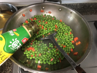 清炒豌豆➕红嘴绿鹦哥,加入一汤匙蚝油