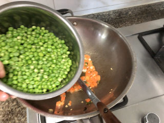 清炒豌豆➕红嘴绿鹦哥,转中火，加入豌豆米，翻炒一分钟