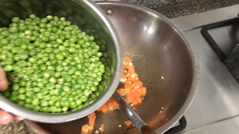 清炒豌豆➕红嘴绿鹦哥,转中火，加入豌豆米，翻炒一分钟
