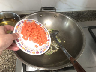 清炒豌豆➕红嘴绿鹦哥,放入胡萝卜煸炒一分钟