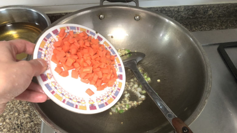 清炒豌豆➕红嘴绿鹦哥,放入胡萝卜煸炒一分钟