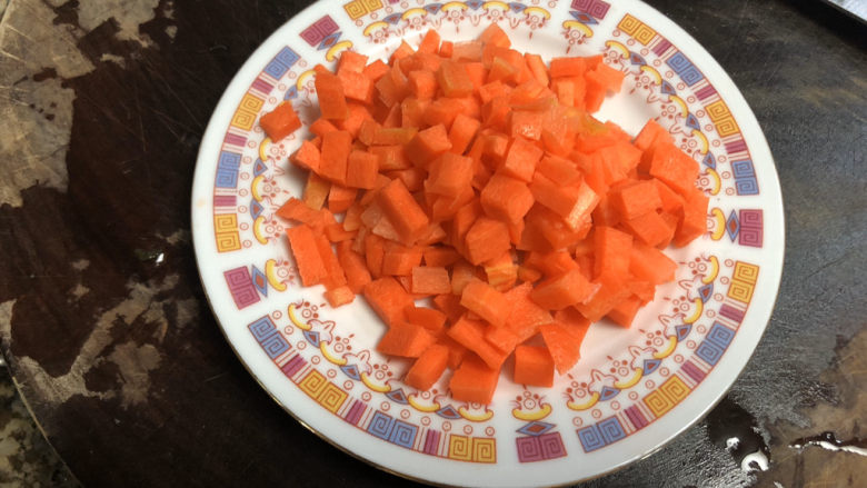 清炒豌豆➕红嘴绿鹦哥,胡萝卜切小粒