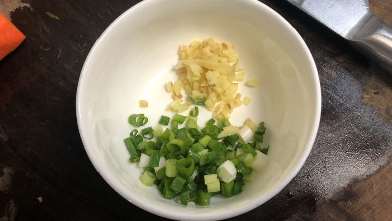 清炒豌豆➕红嘴绿鹦哥,姜切姜末，小葱切末