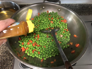清炒豌豆➕红嘴绿鹦哥,少许太太乐鸡汁，翻炒均匀，继续翻炒一分钟