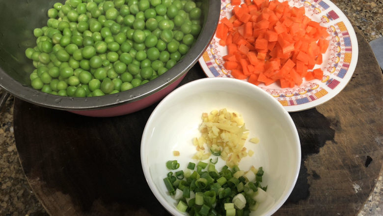 清炒豌豆➕红嘴绿鹦哥,全部食材准备好