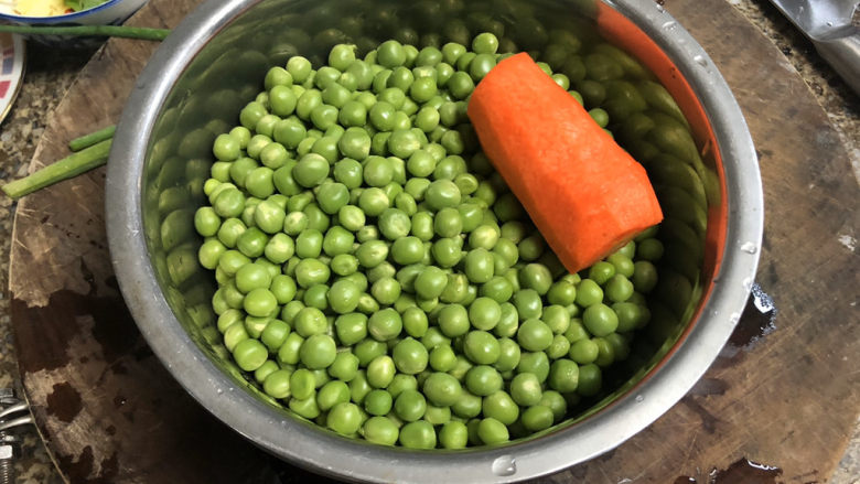 清炒豌豆➕红嘴绿鹦哥,胡萝卜削皮与豌豆洗净