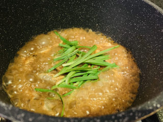 红烧小黄鱼,汤汁浓稠的时候，加入蒜叶和葱叶，再次浇汁，过程中如果小黄鱼露出汤汁，可以舀汤汁浇上去，这样比较入味；