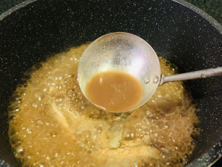 红烧小黄鱼,用汤汁浇胡椒粉融化，并转动锅，调均匀料汁，这时候不要搅拌，避免小黄油碎了；