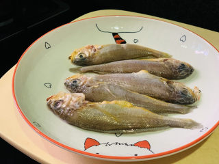清蒸小黄鱼,把洗净的小黄鱼摆放碗里；