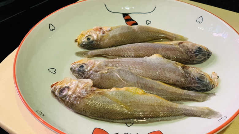 清蒸小黄鱼,把洗净的小黄鱼摆放碗里；