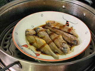 清蒸小黄鱼,锅里先大火烧开水，然后放入小黄鱼；