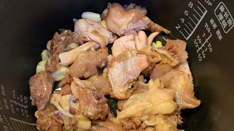 盐焗手撕鸡,把腌制好的鸡，铺上姜蒜上面