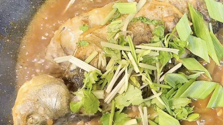 酱焖鲫鱼,汤汁收的差不多的时候下入一把青蒜叶和芹菜段，焖一会。