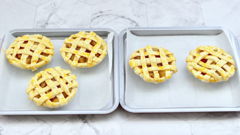 苹果蛋挞酥,烤盘底下铺上油纸，把做好的蛋挞皮放入烤盘中。