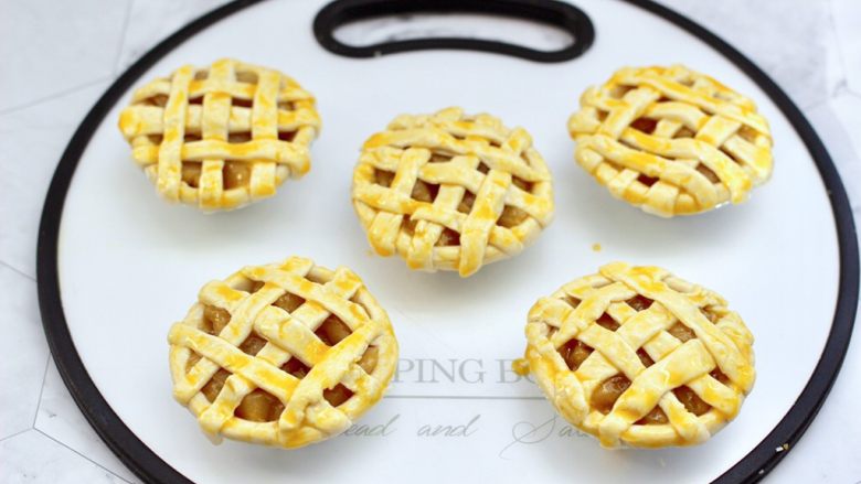 苹果蛋挞酥,<a style='color:red;display:inline-block;' href='/shicai/ 9'>鸡蛋</a>打散搅拌均匀后，用刷子蘸蛋液刷满所有的蛋挞细条。