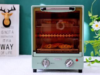 苹果蛋挞酥,烤箱700w提前预热10分钟，把烤盘放入烤箱中层，上下管1000w烤10分钟左右即可，注意观察颜色，上色就盖锡纸，烤箱温度及时间仅供参考。