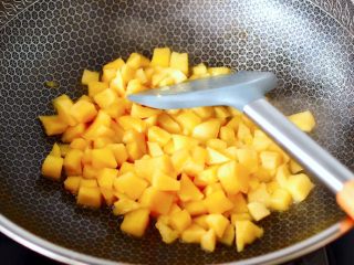 苹果蛋挞酥,苹果在翻炒时，会炒出大量的水分，小火继续翻炒至锅中汤汁浓稠。
